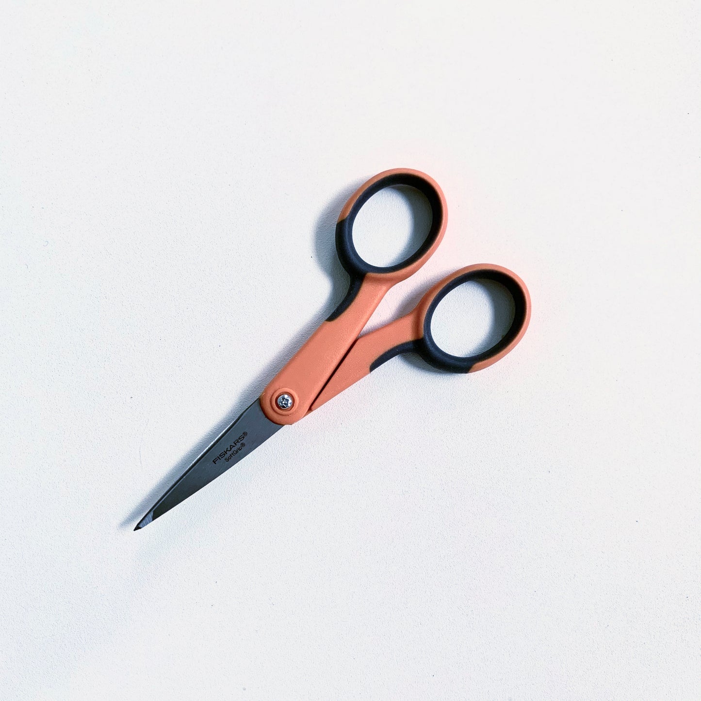 Fiskars Softgrip Micro-Tip Scissors – Mirrix Looms